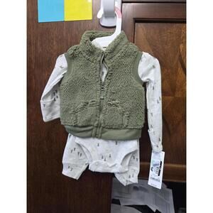 Newborn brand new three piece outfit set from carters.Item 860